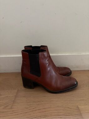 Clark’s Brown Leather Chelsea Ankle Boots size 9.5
